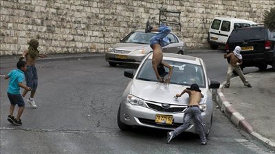 مُستوطن إسرائيلي يحاول دهس أطفال فلسطينيين