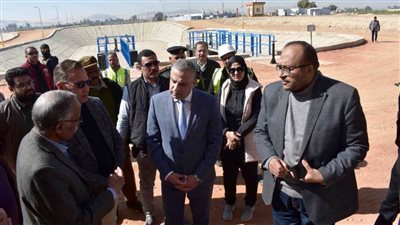 محافظ سوهاج يتفقد محطة معالجة صرف صحي 