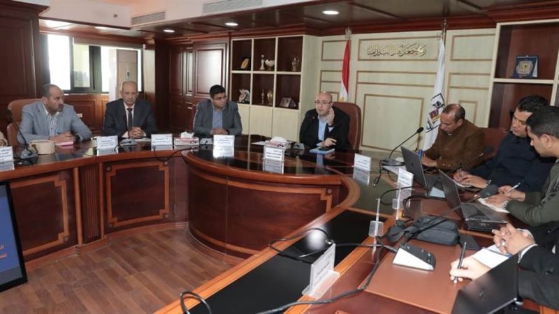 اجتماع محافظ بنى