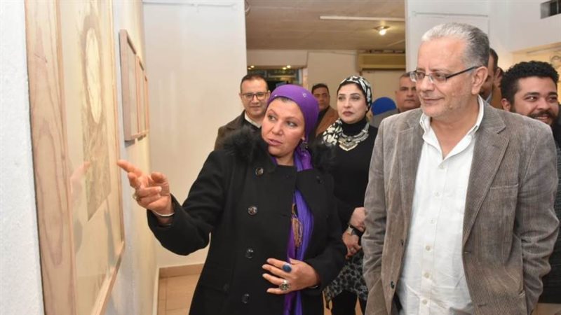 معرض خطين وبس بقاعة