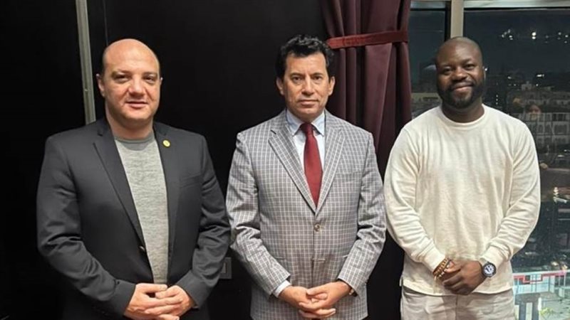 د.أشرف صبحى مع د.