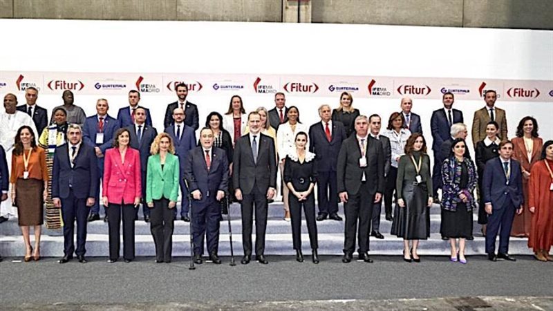 ملك اسبانيا وسط الوزراء