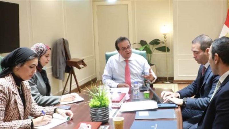 وزير الصحة مع ممثلي