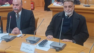 تفاصيل المائدة المستديرة حول 