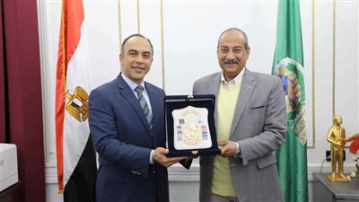 نائب محافظ المنيا يكرم رئيسي مركزي مغاغة وأبوقرقاص لنقلهما أسيوط