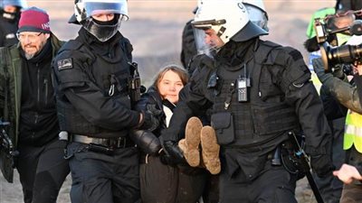 الشرطة الألمانية تبعد المتظاهرين من منطقة غابات للعمل في ربط طريقين عبر نفق أرضي