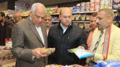  محافظ الجيزة يوجه بالتوسع في إقامة المعارض والشوادر لتلبية احتياجات المواطنين