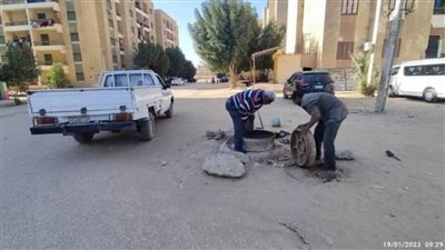 حملات نظافة موسعة وإصلاح محطات المياه بمناطق وأحياء مدينة الخارجة