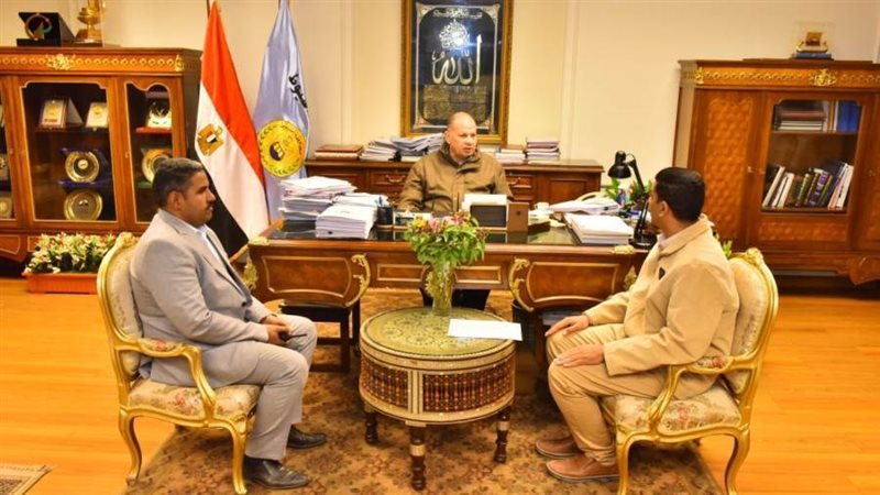 محافظ أسيوط يلتقي