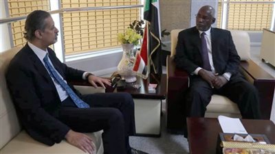 سفير مصر لدى السودان يلتقي مع وزير الاتصالات والتحول الرقمي