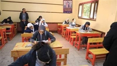 طلاب الشهادة الإعدادية يؤدون امتحان مادتي العلوم والتربية الدينية داخل 467 لجنة بسوهاج