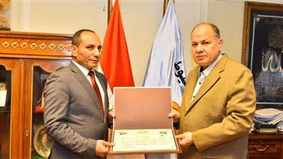 محافظ أسيوط يكرم اللواء شاكر يونس لتوليه سكرتيرًا عامًا لمحافظة الجيزة