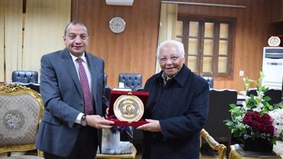 رئيس جامعة بني سويف يكرم الدكتور سعد مصلوح ويهديه درع الجامعة
