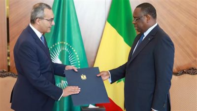 سفير مصر بالسنغال يقدم أوراق اعتماده للرئيس ماكي سال