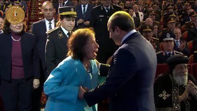 عاجل.. الرئيس السيسي يكرم عددا من أسر الأبطال فى احتفالية عيد الشرطة  