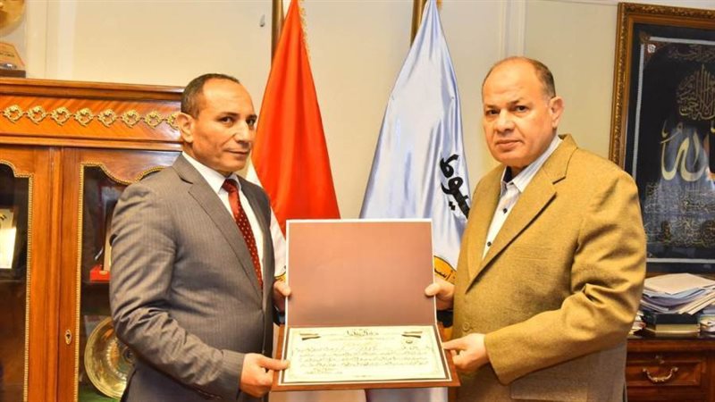محافظ أسيوط يكرم