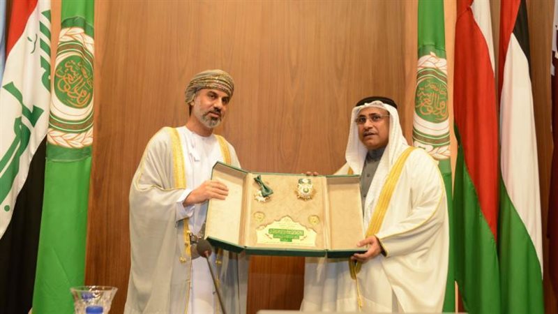 البرلمان العربي يمنح