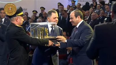 وزير الداخلية يقدم هدية تذكارية للرئيس السيسي خلال احتفالية عيد الشرطة الـ71