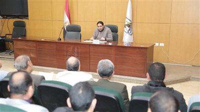 نائب محافظ بني سويف يناقش إجراءات تراخيص المشروعات الصغيرة والمحال العامة