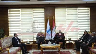 رئيس جامعة كفر الشيخ يترأس لجنة اختيار عميد كلية التجارة