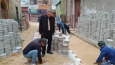 استكمال أعمال الرصف وتركيب إنترلوك بالشوارع الفرعية بأبوقرقاص بالمنيا