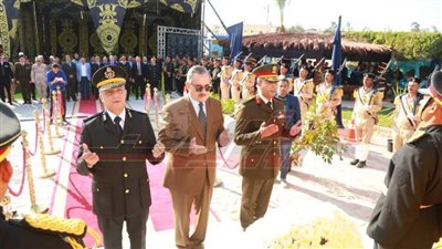 وضع إكليل من الزهور على النصب التذكاري لشهداء الشرطة بكفر الشيخ 