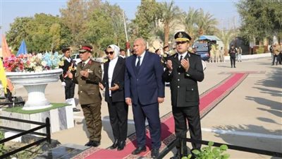 محافظ الوادي الجديد يضع إكليلاً من الزهور على النصب التذكاري لشهداء الشرطة