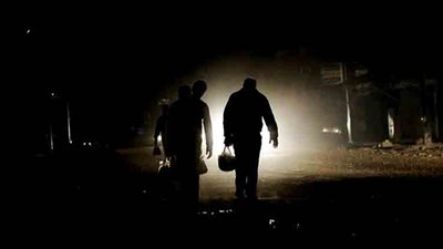 الحكومة الباكستانية توجه لتبني استراتيجية لمنع تكرر انقطاع الكهرباء