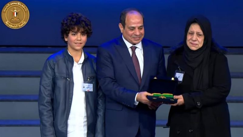 الرئيس السيسي يكرم