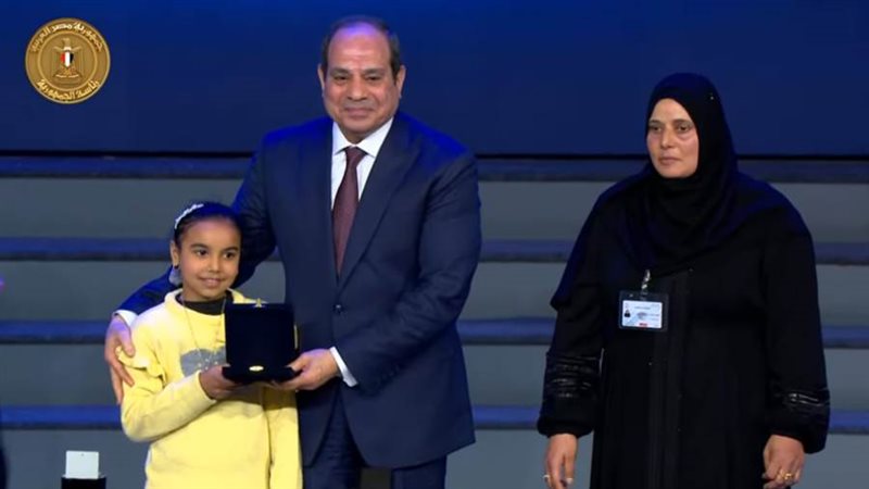 الرئيس السيسي يكرم