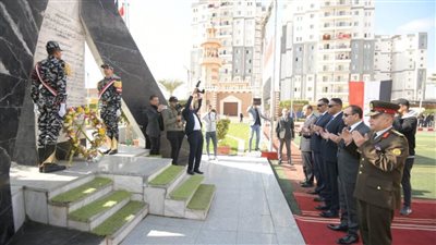 محافظ الدقهلية والقيادات الأمنية يضعون إكليل الزهور على نصب الشهداء احتفالًا بعيد الشرطة 