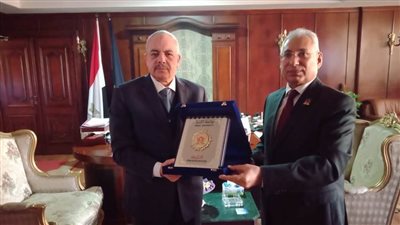 في العيد  الـ71 للشرطة.. جامعة المنيا تهدي القيادات الأمنية درعها 