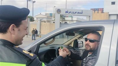 الإدارة العامة للمرور توزع الورود والشيكولاتة بالطرق احتفالاً بعيد الشرطة