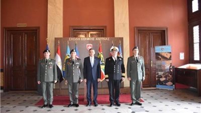 السفير المصري في أثينا يزور كلية الدفاع الوطني اليونانية