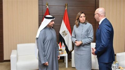 رئيس هيئة الشارقة للكتاب يلتقي وزيرة الثقافة ويهديها آخر مؤلفات حاكم الشارقة