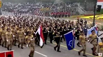 عاجل.. فرقة عسكرية مصرية تشارك في احتفال يوم الجمهورية مرددين 