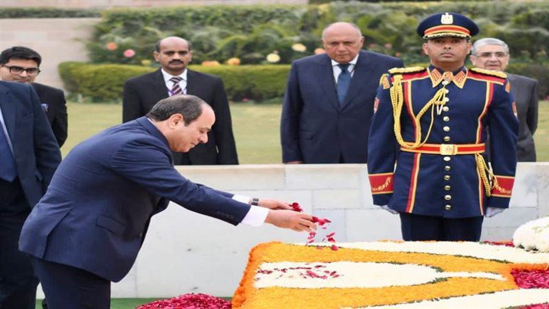 الرئيس يضع إكليلا