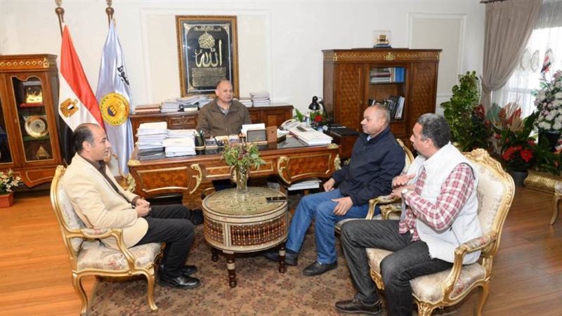 محافظ أسيوط يناقش