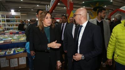 وزيرة الثقافة تتفقد معرض القاهرة للكتاب في أول أيام فتح أبوابه للجمهور 