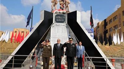 محافظ الشرقية ومدير أمن المحافظة يضعان إكليلا من الزهور على النصب التذكاري لشهداء الشرطة