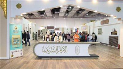 مستشارا الوعظ والتعليم بسلطنة عمان يشيدان بجناح الأزهر بمعرض الكتاب