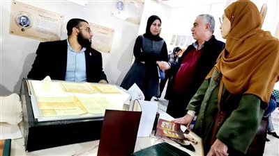 رواد معرض الكتاب يتوافدون على جناح الأزهر لمعايشة ترميم المخطوطات الأثرية