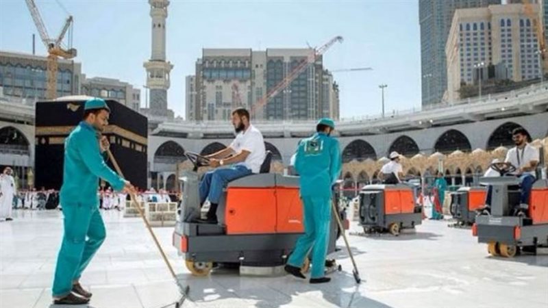 عامل يقومون بغسل