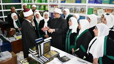 وزير الأوقاف يتفقد جناح المجلس الأعلى للشئون الإسلامية بمعرض القاهرة الدولي للكتاب