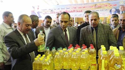 نائب محافظ المنيا يفتتح معارض 