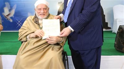 نقيب الأشراف يمنح الدكتور أحمد عمر هاشم لقب 