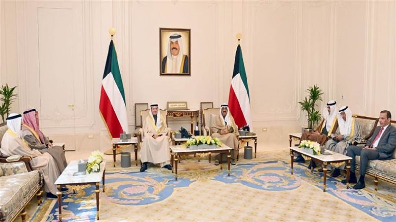 ولي عهد الكويت يستقبل