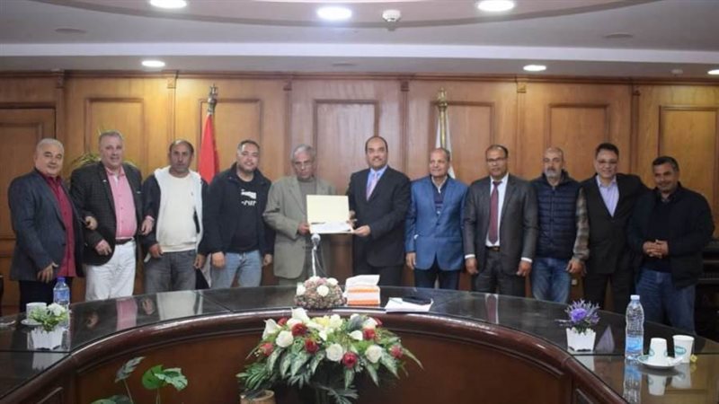 رضوان يسلم الدرع