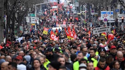 فرنسا: تصاعد حدة التوتر سياسيا واجتماعيا احتجاجا على مشروع إصلاح نظام التقاعد