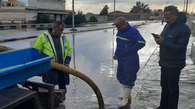 أمطار بالإسكندرية وطوارئ بالصرف الصحي 